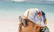 Pose Setengah Telanjang Ivan Gunawan di Pink Beach Labuan Bajo NTT Perlihatkan Tato Pada Punggungnya