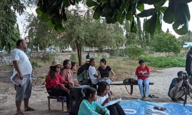 Uji Tampil Anggota Baru Bengkel Seni Milenial Suradewa Vocational School Larantuka di Pantai Ketapang